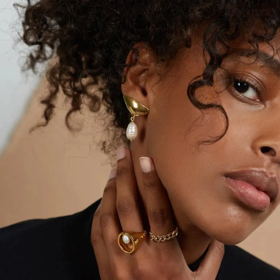 Pearl Lobe Earring in Gold