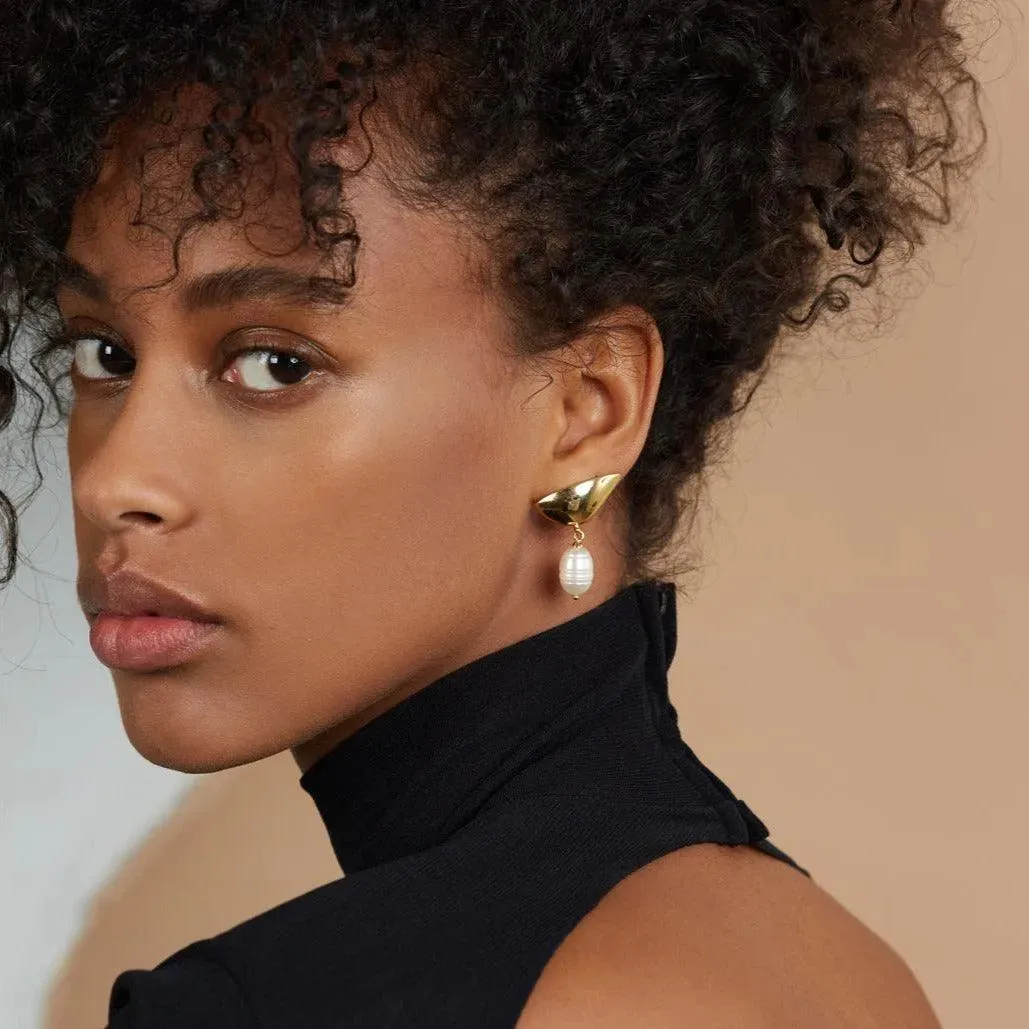 Pearl Lobe Earring in Gold